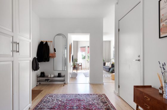 40-talslägenhet i Hägersten på Bäckvägen. Hall mor vardagsrum pelare