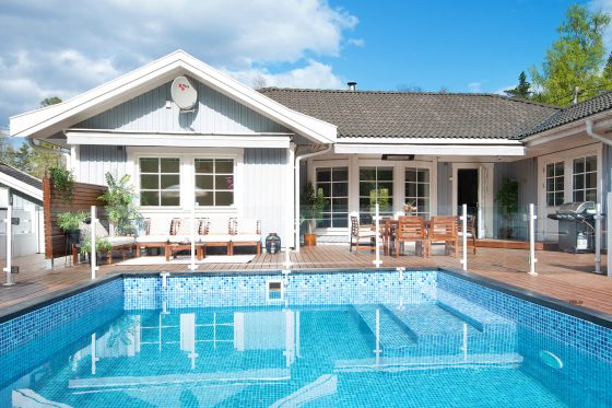 Hus med pool i Saltsjö-Boo